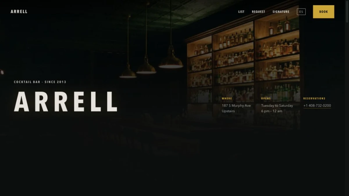 Portada del sitio de Arrell: barra de coctelería en penumbra con el nombre del bar en letras claras