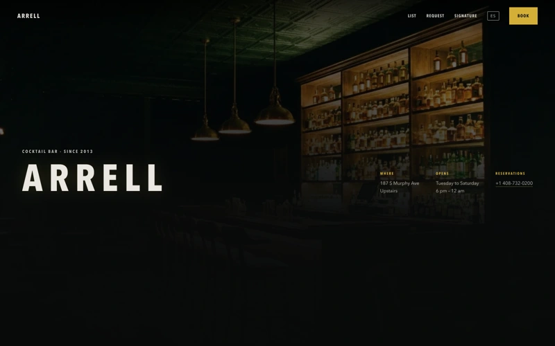 Portada del sitio de Arrell: barra de coctelería en penumbra con el nombre del bar en letras claras