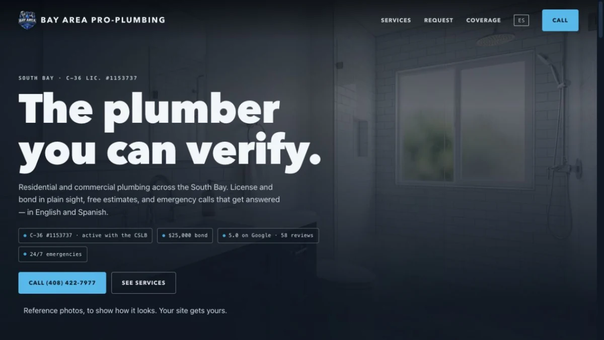 Portada del sitio de Bay Area Pro-Plumbing: titular blanco sobre un baño azul oscuro, con licencia, fianza y llamada de emergencia visibles