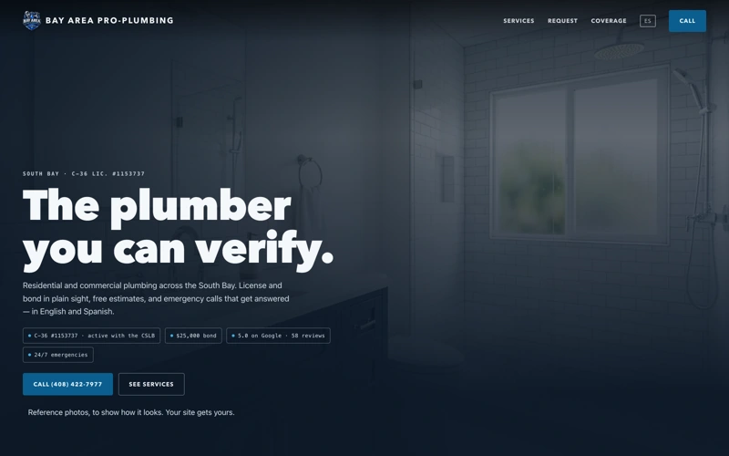 Portada del sitio de Bay Area Pro-Plumbing: titular blanco sobre un baño azul oscuro, con licencia, fianza y llamada de emergencia visibles
