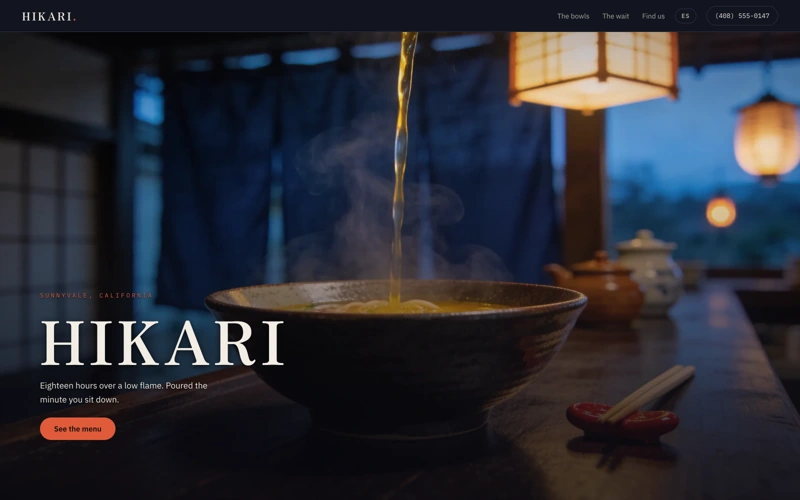 Portada del sitio de Hikari: un bowl de ramen humeante sobre una barra de madera al anochecer, con el caldo cayendo desde arriba