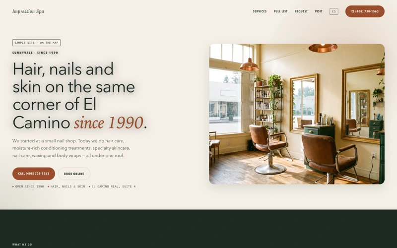 Portada del sitio de Impression Spa: el titular en serif sobre fondo crema junto a una foto del interior del salon con sillones de peluqueria, espejos dorados y muebles verdes