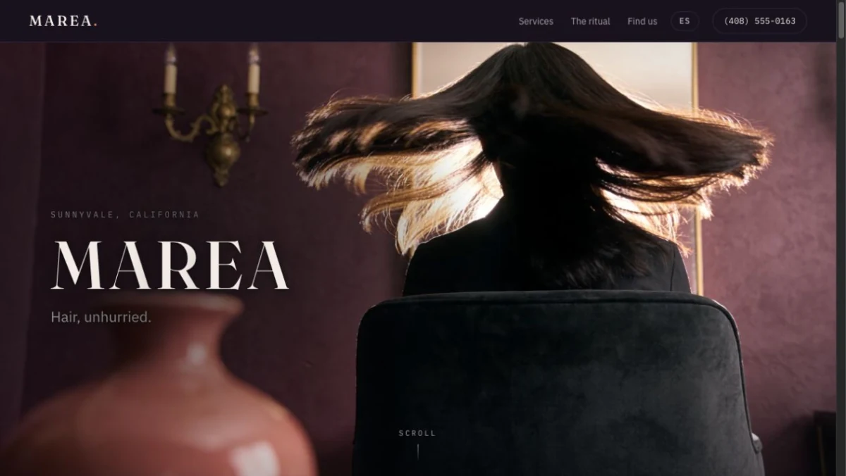 Portada del sitio de Marea: una clienta de espaldas en el sillon del salon con el pelo suspendido en el aire, paredes berenjena