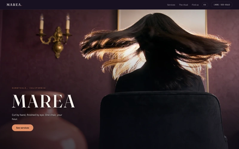 Portada del sitio de Marea: una clienta de espaldas en el sillon del salon con el pelo suspendido en el aire, paredes berenjena