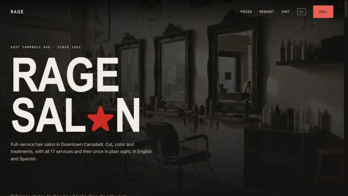 Portada del sitio de Rage Salon: titular en letras enormes junto a una foto del salon con sillones negros y espejos vintage