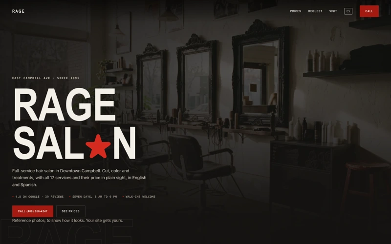 Portada del sitio de Rage Salon: titular en letras enormes junto a una foto del salon con sillones negros y espejos vintage