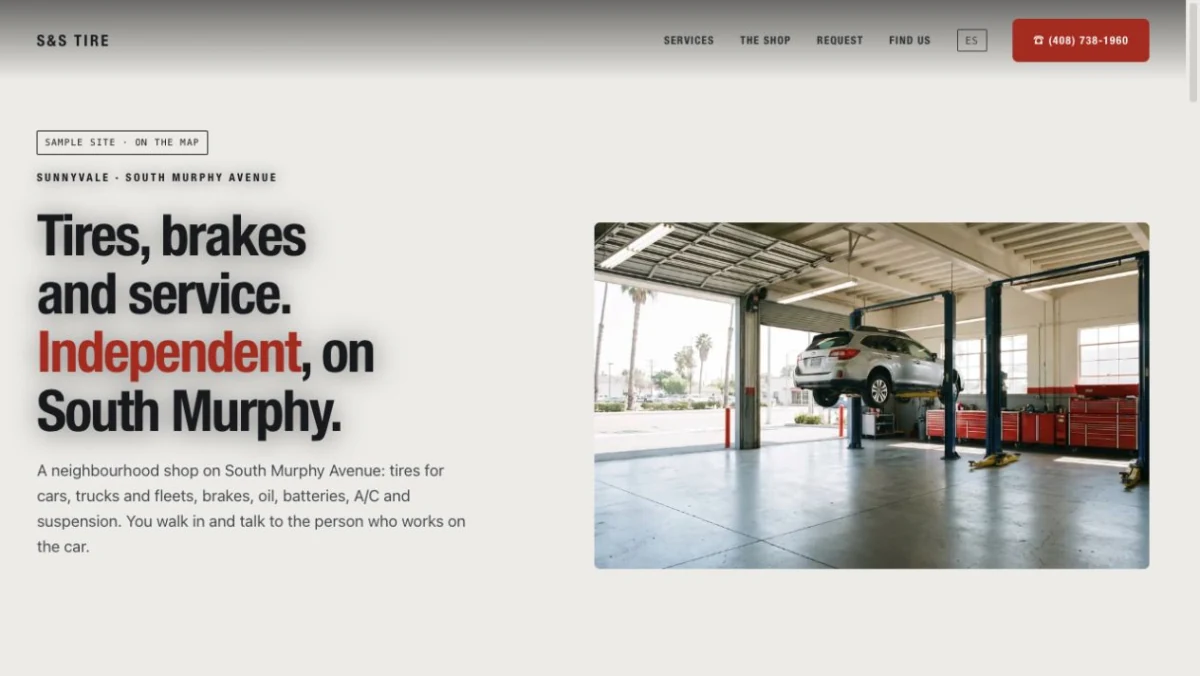 Portada del sitio de S&S Tire: titular en sans condensada sobre fondo gris hormigon junto a una foto del taller con un coche en el elevador y cajas de herramienta rojas