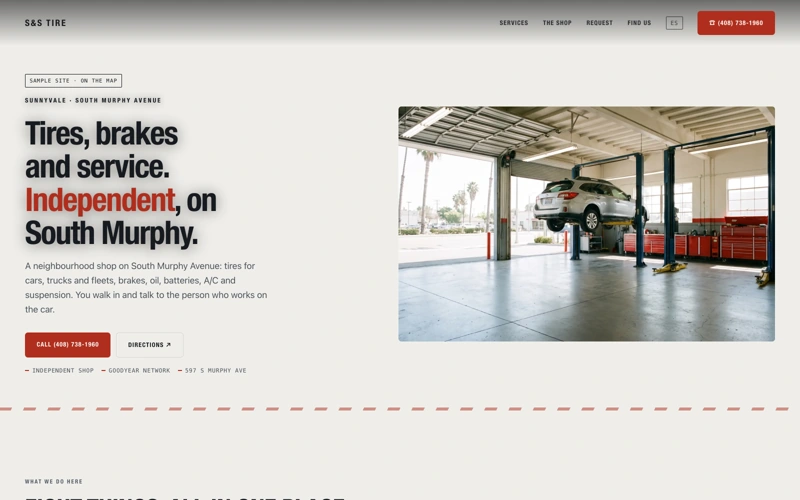 Portada del sitio de S&S Tire: titular en sans condensada sobre fondo gris hormigon junto a una foto del taller con un coche en el elevador y cajas de herramienta rojas